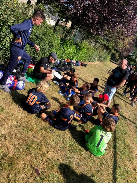 Les U13 écoutant les consignes des coachs