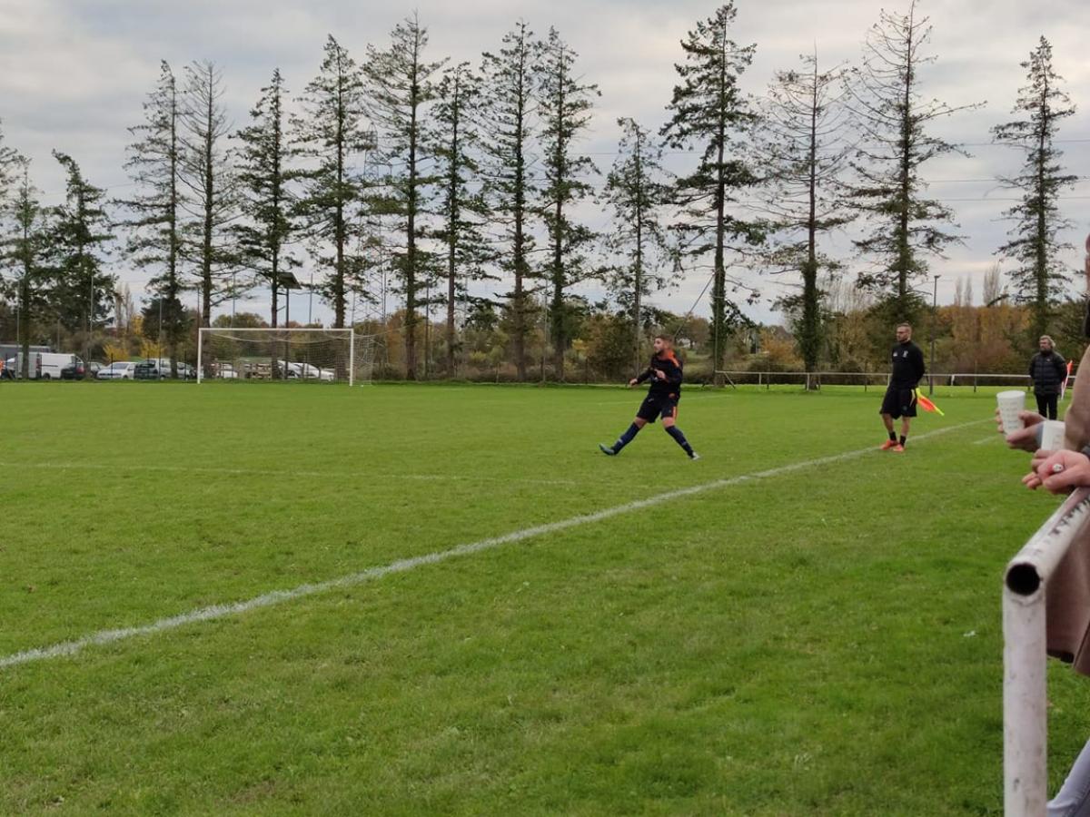 Equipe A face à la Madeleine de Guérande