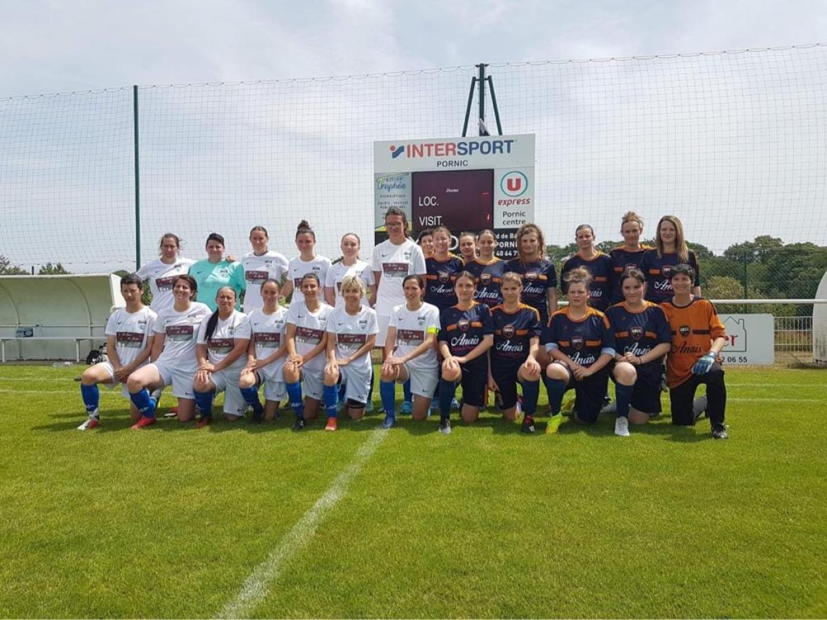 Seniors féminines avec leurs adversaires de Pornic Foot
