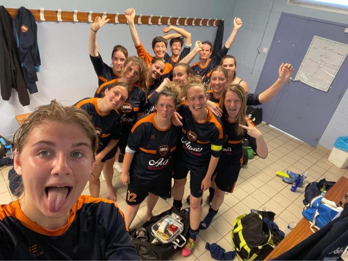 Séniors féminines en mode décalquées après leur match sous la châleur