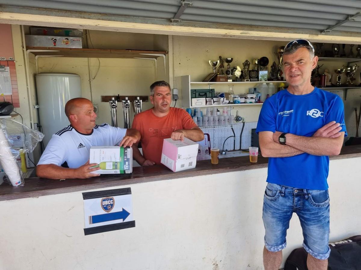 Les barmen des U13 : espérons juste que la boisson est pour les accompagnateurs